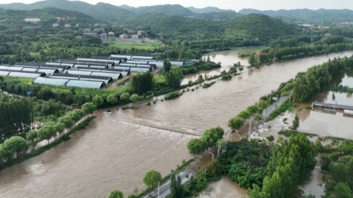 Tính đến nửa đêm 28/7, mưa lũ đã khiến ít nhất 30 người thiệt mạng ở Bắc Kinh. Theo chính quyền địa phương, các trường hợp tử vong được ghi nhận ở vùng miền núi phía bắc Bắc Kinh, trong đó có 28 người ở huyện Mật Vân và 2 người ở huyện Diên Khánh. Ảnh: AC.