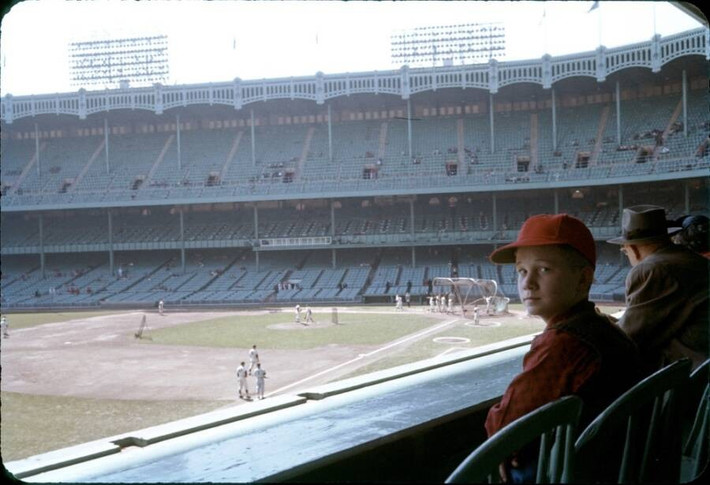 Một góc nhìn bên trong Sân vận động Yankee cũ vào năm 1959. Sân vận động này đã bị phá dỡ sau khi đóng cửa vào năm 2008. Tuy nhiên, chỉ một năm sau đó, một sân vận động mới được mở cửa.