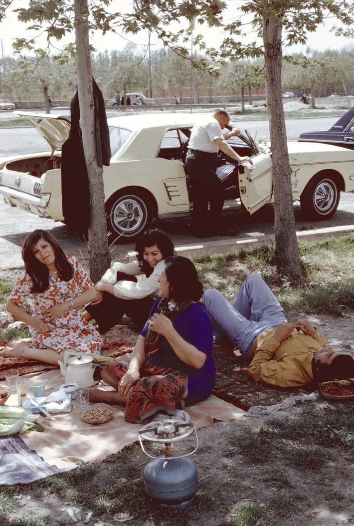Mọi người đi dã ngoại năm 1976.