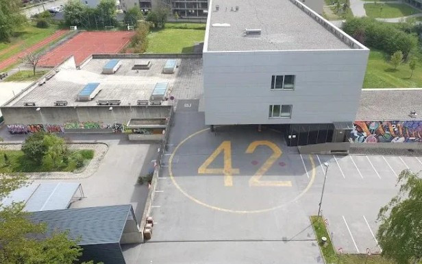 Thị trưởng Graz Elkhe Khar xác nhận rằng trong số những người thiệt mạng có một số học sinh và ít nhất một người lớn. Ảnh: Telegraph.