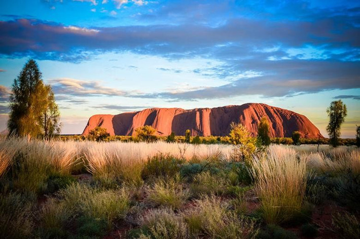 Tảng đá Uluru là một khối sa thạch khổng lồ, được coi là một biểu tượng và điểm du lịch linh thiêng của Australia. Tảng đá nổi bật với khả năng thay đổi màu sắc ấn tượng dưới ánh mặt trời, đã được UNESCO công nhận là Di sản Thế giới. Ảnh: TN.