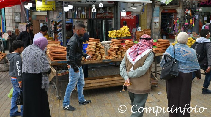 Người dân đi qua một cửa hàng bánh trên đường phố ở Jerusalem, Israel. (Nguồn ảnh: BP/Compuinfoto)