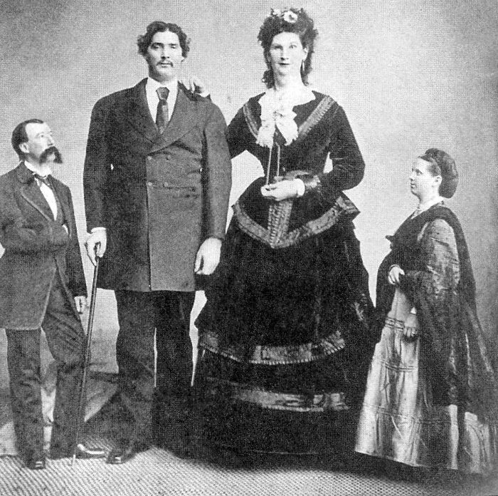 Năm 1871, Anna Swan kết hôn với Martin Van Buren Bates tại London, Anh. Đám cưới này gây chú ý vì cả cô dâu và chú rể đều cao gần 2,4 mét, và thực tế, cô dâu còn cao hơn một chút.