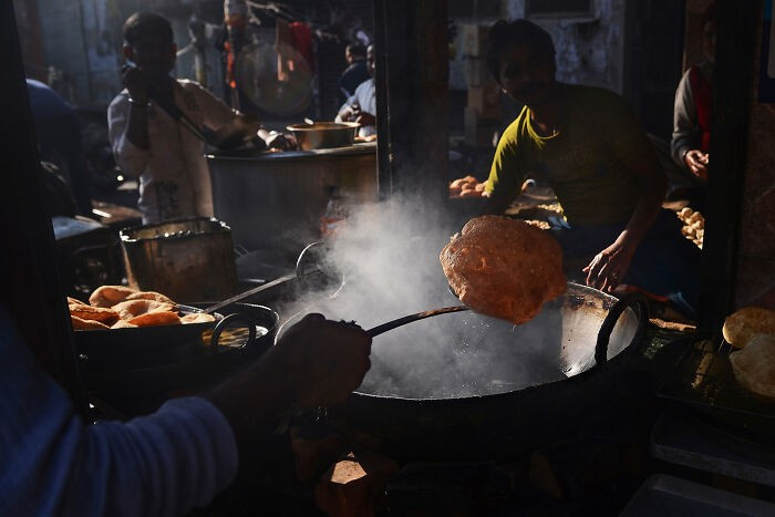 Pooris là món ăn sáng chủ yếu trong những con hẻm quanh co của một khu vực ở Delhi, Ấn Độ. Món này được nấu trong những chảo dầu sôi lớn, ăn kèm với chole.