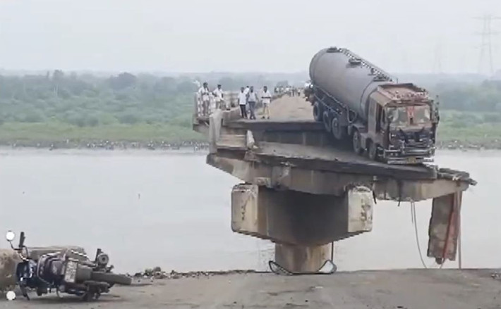 Theo Times Of India, một phần cây cầu Gambhira bắc qua sông Mahisagar bị sập ở Vadodara, bang Gujarat, vào sáng 9/7. Ảnh: IT.
