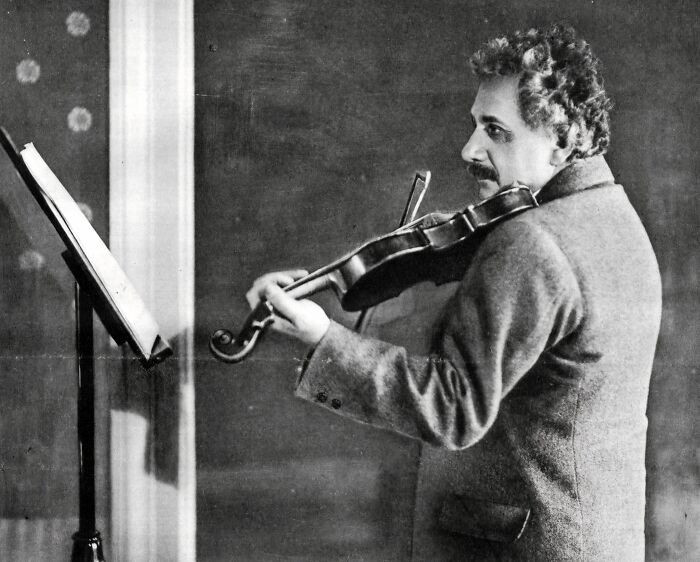 Albert Einstein chơi đàn vĩ cầm năm 1927.