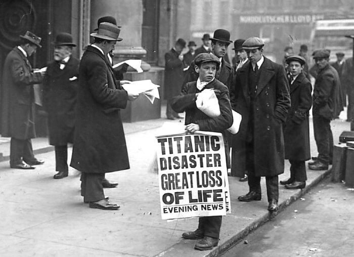 Ned Parfett, bé trai giao báo, bên ngoài văn phòng White Star Line ở London, Anh, năm 1912.