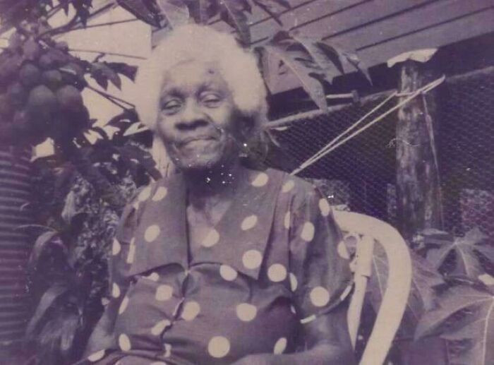 "Bà cố của tôi trong bức ảnh được chụp vào đầu những năm 1970 ở Papua New Guinea", người đăng bức ảnh này viết.