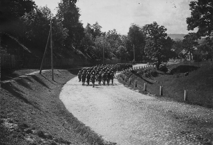 Học viên trường quân sự diễu hành trên đường phố Parodos ở Kaunas, Litva, năm 1920.