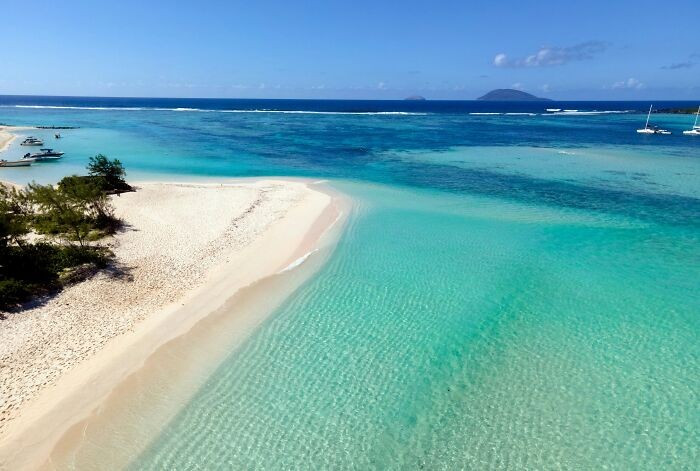 Bãi biển ấn tượng của đảo Flat ở Mauritius. Đây là nơi lý tưởng cho những ai yêu biển xanh và thiên nhiên hoang sơ...