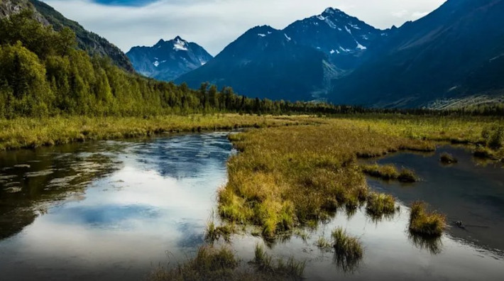 Máy bay là phương tiện di chuyển phổ biến và thiết yếu ở Alaska do địa hình phức tạp và hệ thống đường bộ, đường sắt hạn chế. Ảnh: NHS.