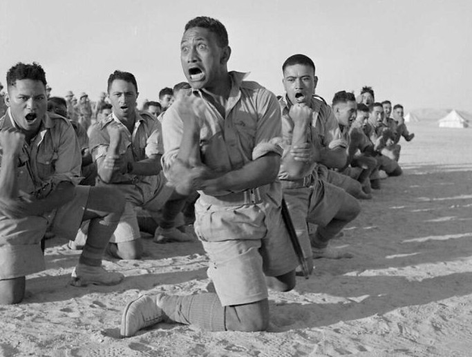 Một tiểu đoàn Maori biểu diễn điệu nhảy Haka ở Helwan, Ai Cập, năm 1941. (Nguồn ảnh: Bored Panda)