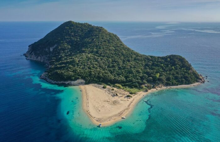 Bãi biển ở đảo Marathonisi, Zakynthos, Hy Lạp, nhìn từ trên cao.
