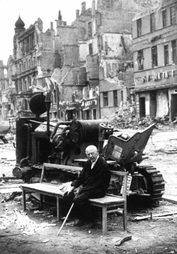 Một cụ ông ngồi trước đống đổ nát ở Berlin, Đức, năm 1945.