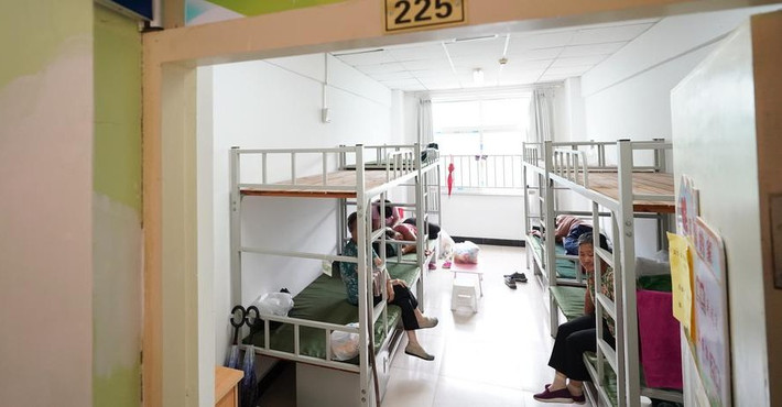 Do ảnh hưởng của mưa lũ, hơn 80.332 người đã phải sơ tán để đảm bảo an toàn. Ảnh: Người dân bên trong nơi trú ẩn tạm thời tại một trường tiểu học ở Shicheng ngày 27/7. Ảnh: THX.
