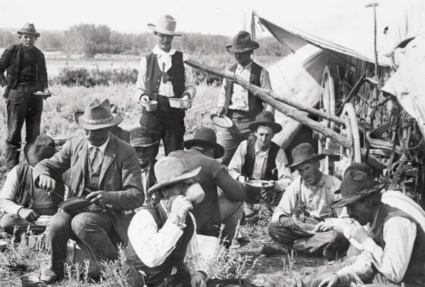 Các cao bồi ăn tối tại một địa điểm dọc theo sông Yellowstone ở Montana vào khoảng cuối thế kỷ 19 hoặc đầu thế kỷ 20.