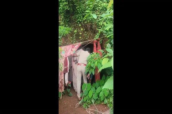 "Hang động không nằm sâu trong khu rừng nguy hiểm. Cửa hang nhìn ra biển. Đó không phải là một nơi đáng sợ. Cứ vài phút lại có khách du lịch đi ngang qua", Nina cho hay. Ảnh: X.