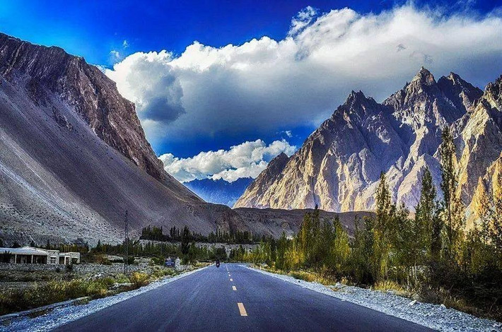 Đường cao tốc Karakoram "băng" qua đèo Kunjerab ở độ cao 4.800 mét so với mực nước biển, nối liền Pakistan với miền Tây Trung Quốc. Con đường cao tốc này đã trở thành một điểm thu hút khách du lịch. Ảnh: Tripadvisor.