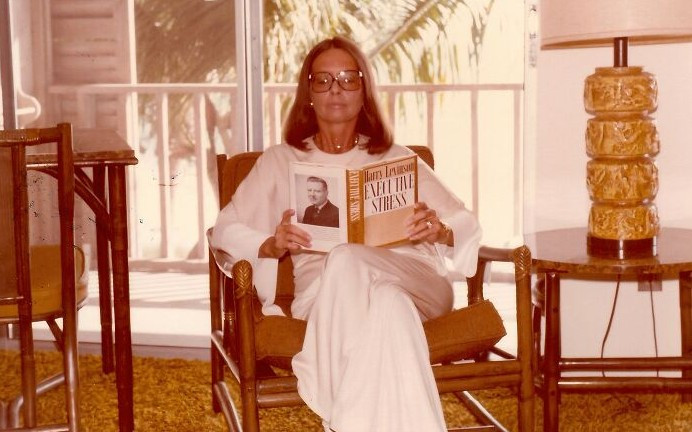 Người phụ nữ ngồi đọc sách ở thành phố Naples, Florida, năm 1977.