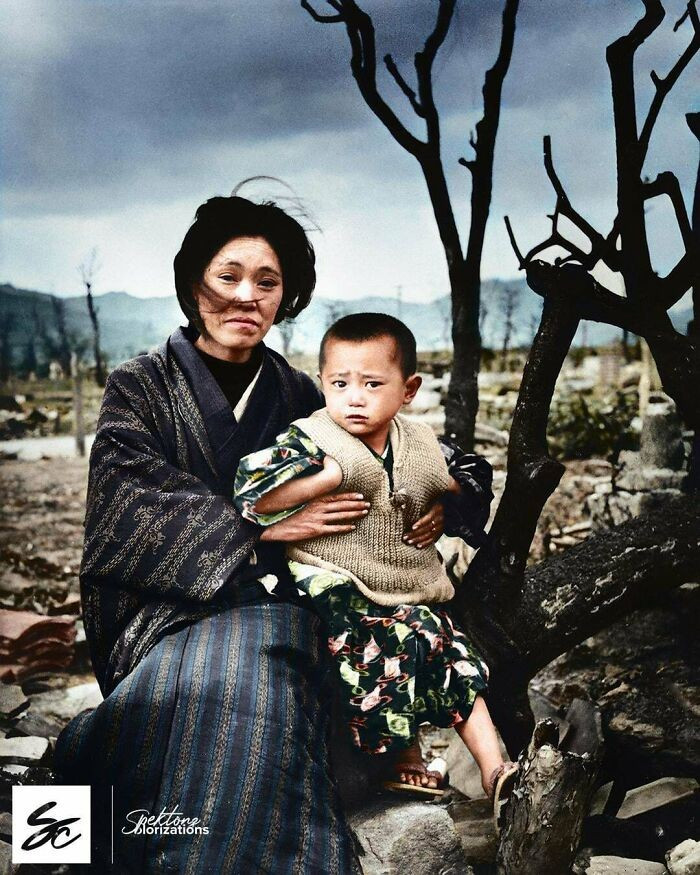Người mẹ và đứa con mặc trang phục truyền thống ngồi giữa đống đổ nát ở Hiroshima (Nhật Bản) vào tháng 12/1945, 4 tháng sau khi quả bom nguyên tử được thả xuống nơi này.