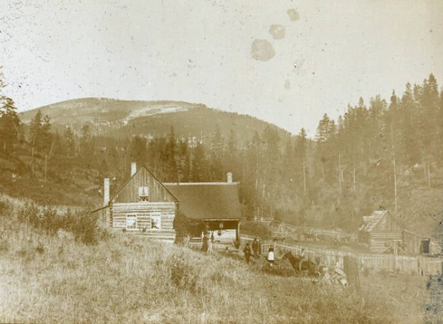 Ngôi nhà của một người chăn thả gia súc ở dãy nũi Rocky của Montana vào thập niên 1890.