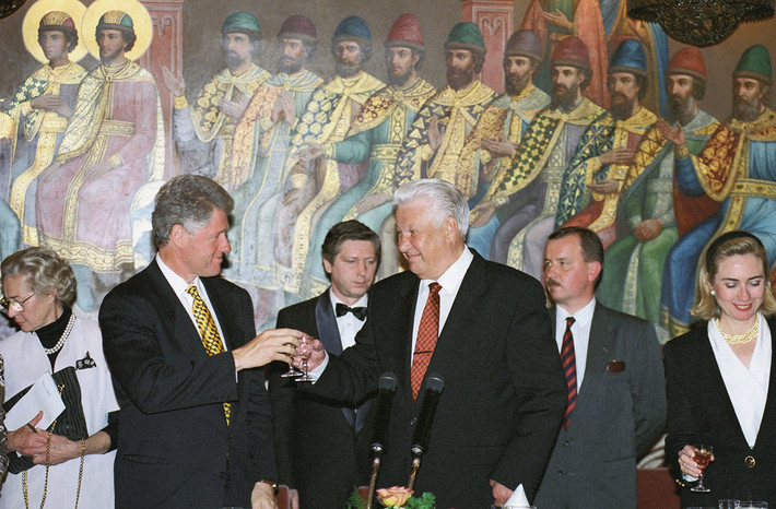 Tổng thống đầu tiên của nước Nga, Boris Yeltsin, đã đến thăm Mỹ vào năm 1995, nơi ông gặp Tổng thống Mỹ Bill Clinton. Và sau đó, Tổng thống Mỹ Bill Clinton đã đáp lại bằng chuyến thăm Nga và được tiếp đón tại Điện Kremlin ở Moscow.