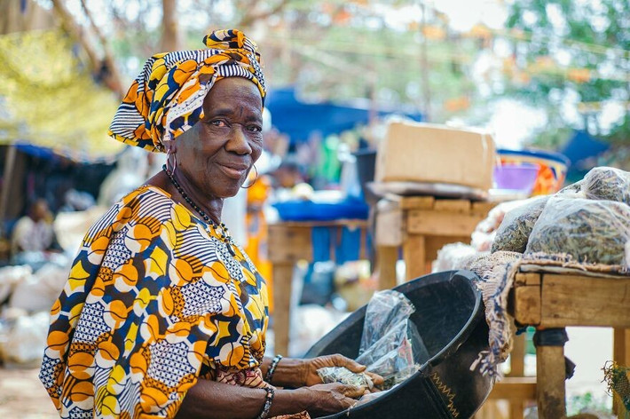 "Chuyến thăm chợ Trung tâm ở Burkina Faso là một kỷ niệm đáng nhớ. Tôi đã có cơ hội chứng kiến cuộc sống thường nhật của người dân hiếu khách trong vùng, tất cả đều ăn mặc ấn tượng trong những bộ trang phục đầy màu sắc và họa tiết đặc trưng", nhiếp ảnh gia chia sẻ.