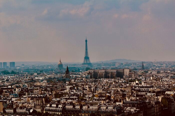 "Paris" xuất phát từ tên gọi những người Parisii bộ tộc Gaulois. Năm 52 trước Công Nguyên, khi người La Mã tới, họ gọi khu vực này là Lutetia. Khoảng năm 300, Lutetia được đổi tên thành Paris.