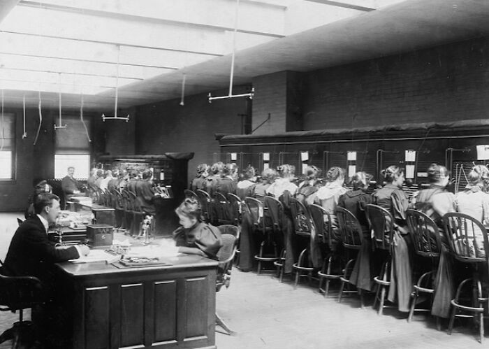 Nhân viên tổng đài điện thoại ở New York năm 1896.