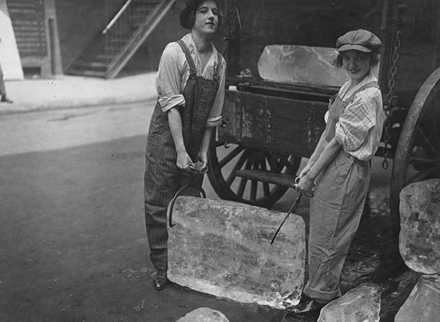 Những cô gái giao đá lạnh năm 1918. Bức ảnh được lưu trữ tại Cục Lưu trữ Quốc gia Mỹ chụp ngày 16/9/1918.