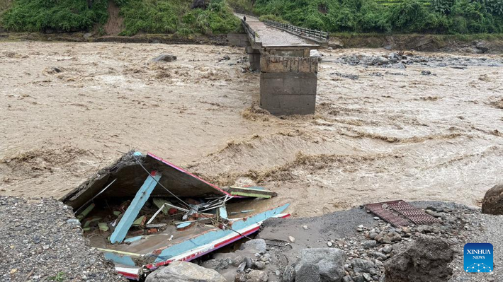 Cơ quan Quản lý và Giảm nhẹ Rủi ro Thiên tai Quốc gia Nepal ngày 5/10 cho biết, tổng cộng 43 người được xác nhận đã thiệt mạng trong các thảm họa do mưa lớn gây ra ở Nepal trong 24 giờ qua. Ảnh: Một cây cầu bê tông bắc qua sông Deumai bị hư hại do lũ lụt ở huyện Ilam ngày 5/10. Ảnh: THX.