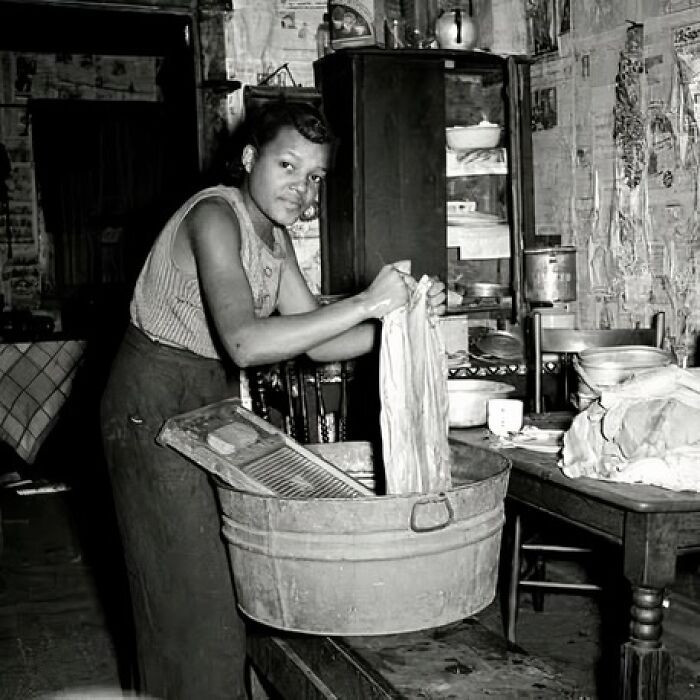 Năm 1938, Bertha Hill, con gái một thợ mỏ ở Tây Virginia (Mỹ), được chụp ảnh khi đang giặt giũ quần áo cho gia đình.