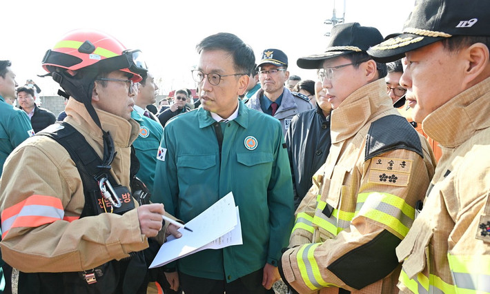 Quyền Tổng thống Hàn Quốc khi đó là ông Choi Sang Mok đã tuyên bố quốc tang 7 ngày để tưởng nhớ các nạn nhân trong vụ tai nạn máy bay khiến 179 người thiệt mạng hôm 29/12/2024. Ảnh: Ông Choi Sang Mok đến hiện trường vụ tai nạn khi đó. Ảnh: Yonhap.