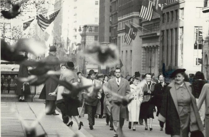 Đám đông đi qua Thư viện Công cộng New York năm 1953.
