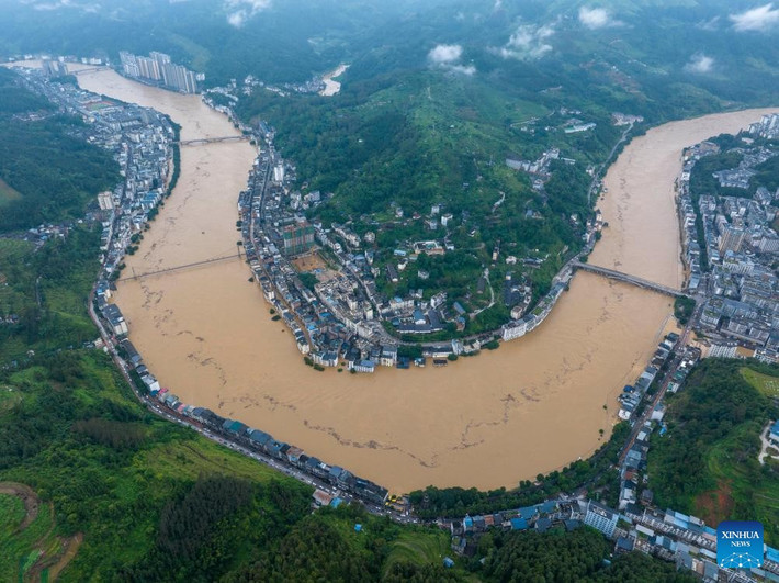 Theo Tân Hoa Xã, mưa lớn liên tục đã gây ra lũ lụt nghiêm trọng ở hai huyện thuộc tỉnh Quý Châu, miền Tây Nam Trung Quốc. Ảnh: Xinhua.