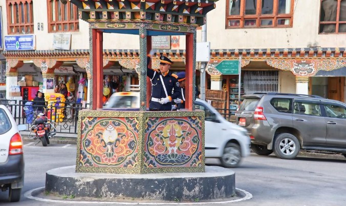 Thủ đô Thimphu của Bhutan không có đèn tín hiệu giao thông. Thay vào đó, cảnh sát giao thông sẽ điều tiết giao thông.