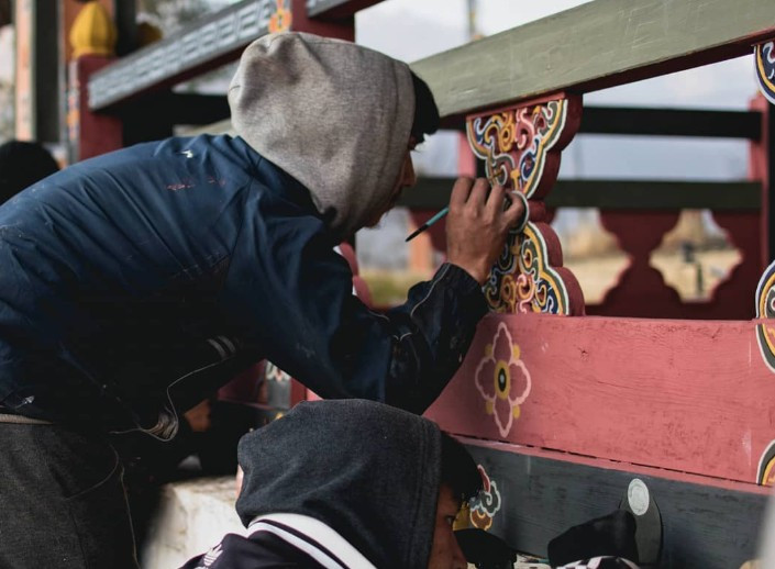 "Gingerbread house" là những ngôi nhà truyền thống ở Bhutan, với kiến trúc độc đáo và màu sắc rực rỡ, phản ánh văn hóa địa phương.