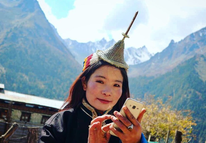 Tại Bhutan, TV và Internet chính thức xuất hiện từ năm 1999.