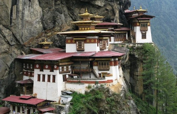Theo Bright Side, mọi cư dân Bhutan đều có quyền được chăm sóc y tế miễn phí, bao gồm cả y học hiện đại và y học cổ truyền. (Nguồn ảnh: BS)