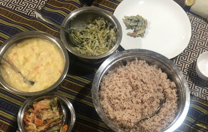 Phần lớn người dân Bhutan theo đạo Phật nên chế độ ăn chay rất phổ biến tại quốc gia này. Món ăn chính là cơm.