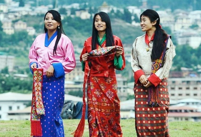 Người Bhutan mặc trang phục truyền thống. Đàn ông mặc áo choàng dài đến gối còn phụ nữ mặc váy dài Kira. Địa vị xã hội được xác định qua màu sắc chiếc khăn choàng qua vai trái.