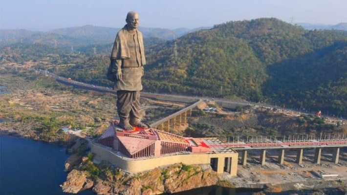 Với chiều cao ấn tượng 182 m, Tượng Thống nhất nhìn ra sông Narmada gần thị trấn Kevadia, bang Gujarat, Ấn Độ, là bức tượng cao nhất thế giới. Ảnh: Wikipedia.