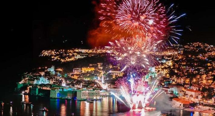 Dubrovnik còn được biết đến là thành phố của lễ hội, với nhiều lễ hội được tổ chức quanh năm. Ảnh: lostindubrovnik.