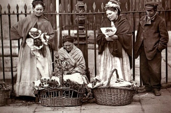 Người phụ nữ ngồi bán hoa ở khu Covent Garden.