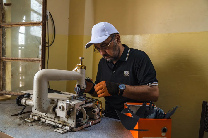 Người công nhân Ahmed al-Haj Ghanem cẩn thận cắt da – một kỹ năng mà ông đã hoàn thiện trong hơn một thập kỷ.