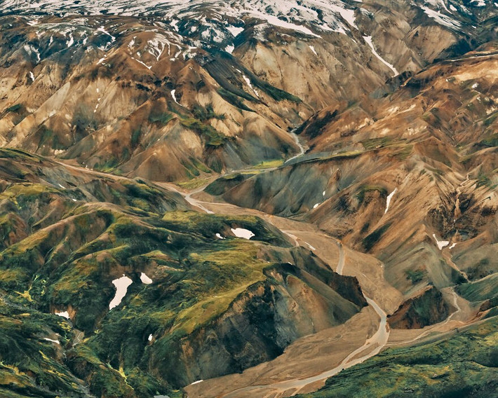 Landmannalaugar, một địa điểm trong Khu bảo tồn thiên nhiên Fjallabak của Iceland, nhìn từ trên cao.