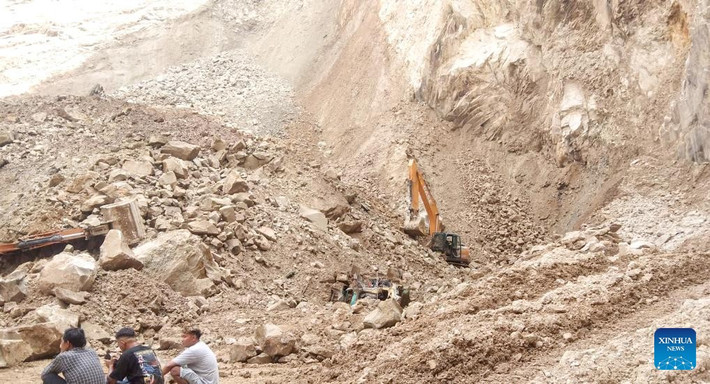 Thống đốc Tây Java Dedi Mulyadi đã có lịch trình xem xét vị trí xảy ra sạt lở và đánh giá mức độ an toàn của mỏ đá. Ảnh: Xinhua.