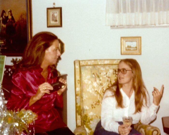 Người mẹ và con gái trò chuyện tại nhà ở Nam Florida trong ngày Giáng sinh vào năm 1978.