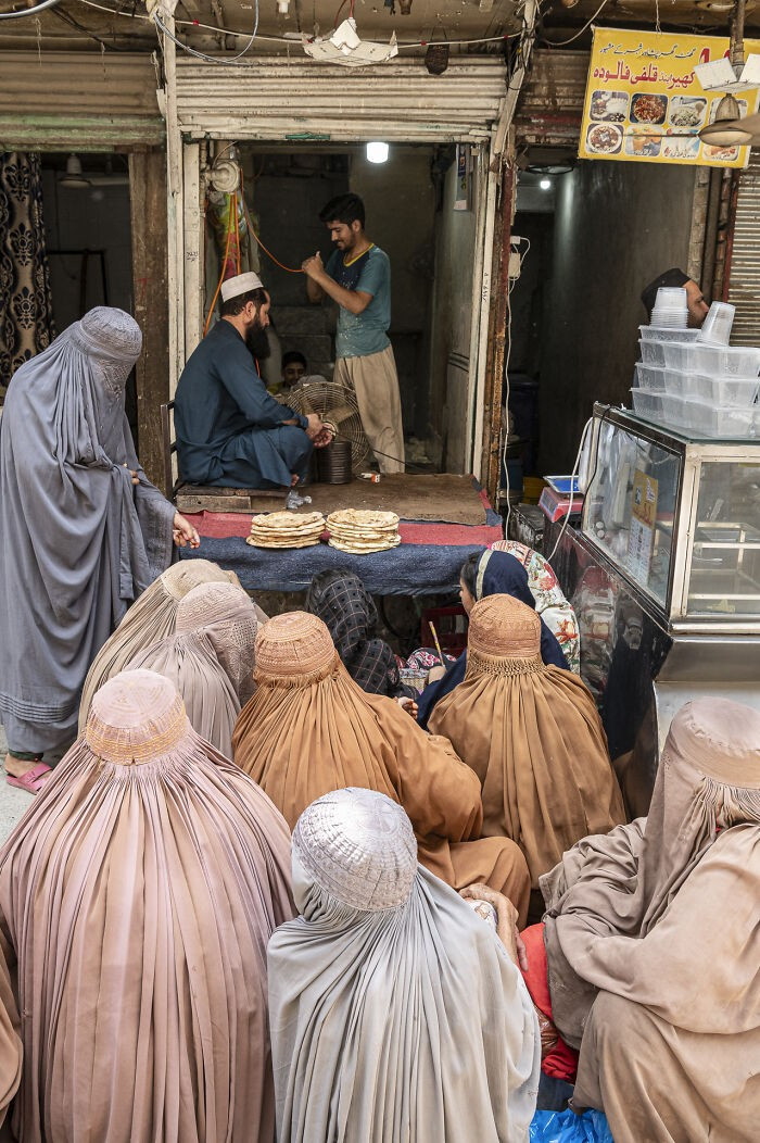 Bức ảnh của Jo Kearney chụp những người phụ nữ tị nạn Afghanistan chờ nhận bánh mì miễn phí.