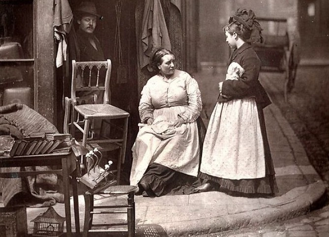Nhiếp ảnh gia Adolphe Smith đã ghi lại những bức ảnh về cuộc sống mưu sinh của người dân lao động ở London vào những năm 1800. (Nguồn ảnh: Bored Panda)